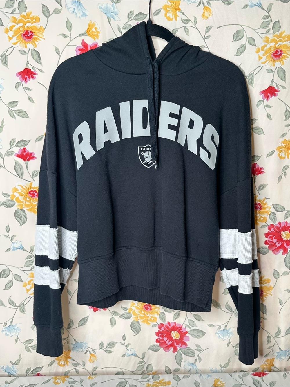 LAS VEGAS RAIDERS | Junk Food Black Hoodie with White Sleeve Stripes | Size M